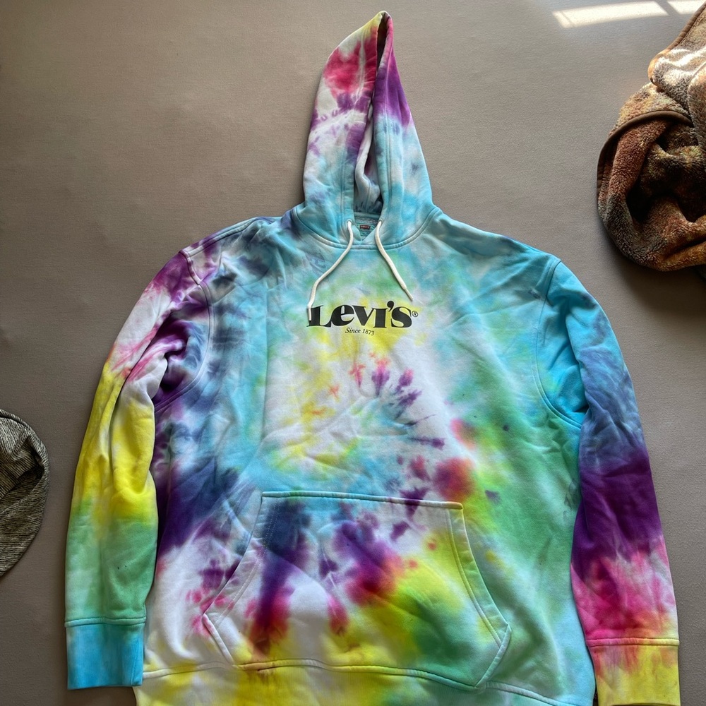 Custom tie-dye Levi’s sweatshirt